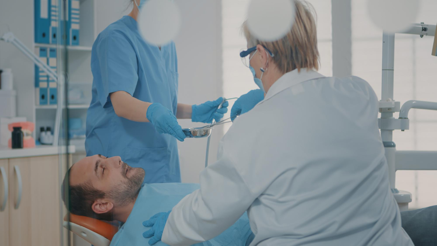 Local Anesthesia and Dental Implants: A Guide for Patients